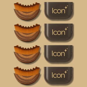 Pode incluir: Arranjo de oito pinc&eacute;is e estojos de maquiagem. Os pinc&eacute;is t&ecirc;m cabo com efeito de madeira e cerdas laranja. Os estojos s&atilde;o marrons escuros com a palavra "Icon" e um desenho de estrela dourada.