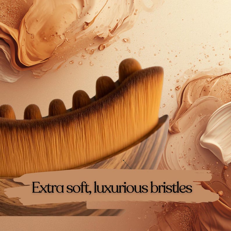 Pode incluir: Close-up de um pincel de maquiagem com cerdas extra macias e luxuosas. O pincel apresenta um design curvo com uma al&ccedil;a marrom escura e cerdas marrons claras. O texto "Extra soft, luxurious bristles" &eacute; exibido.