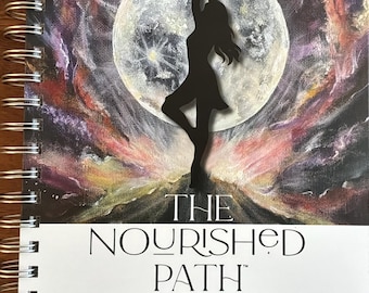 Puede incluir: Una agenda con espiral con un diseño celestial. La portada presenta una silueta de una persona en una postura de yoga contra una luna llena y un fondo colorido y arremolinado. El texto dice "THE NOURISHED PATH THROUGH MENOPAUSE".