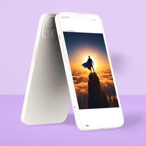 Könnte beinhalten: Zwei weiße Smartphones, eines zeigt die Rückseite und das andere zeigt ein Bild einer Person mit Umhang auf einem Berggipfel vor einem Sonnenuntergang. Die Telefone haben ein schlankes, modernes Design.