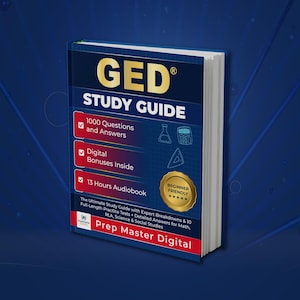 Könnte beinhalten: Ein GED-Studienführer-Buch mit marineblauem Einband. Der Titel "GED STUDY GUIDE" ist in goldenen Buchstaben gehalten. Der Einband enthält auch den Text "1000 Questions and Answers", "Digital Bonuses Inside" und "13 Hours Audiobook". Das Buch trägt den Titel "Prep Master Digital".