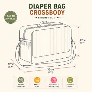 Może przedstawiać: Schemat torby na pieluchy crossbody z wymiarami. Torba jest prostokątna, z uchwytem i paskiem na ramię. Ma 33 cm szerokości, 22 cm wysokości i 12 cm głębokości. Tekst zawiera "Diaper Bag Crossbody" i "Finished Size."