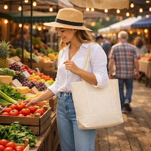 Puede incluir: Una mujer con sombrero de paja y bolso tote crema compra en un mercado al aire libre. Cajas de madera exhiben productos frescos, incluyendo tomates rojos y verduras verdes. La escena está iluminada por luces de cadena.