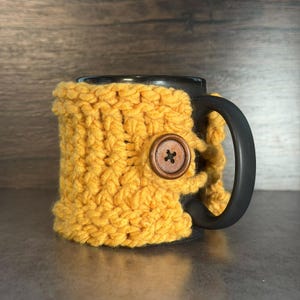 Gyllene senap stickad kaffemugg mysig handgjord knappärm present rustik charm