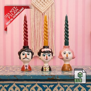 Puede incluir: Tres candelabros decorativos con forma de cara con velas en espiral rojas, amarillas y verdes. Los candelabros están sobre una mesa azul estampada. Una pancarta roja dice "3D STL FILES DIGITAL DOWNLOAD".