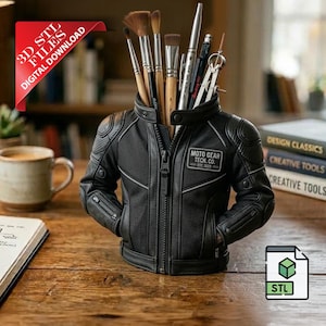 Könnte beinhalten: Ein schwarzer Schreibtisch-Organizer in Form einer Motorradjacke, der Pinsel und Stifte enthält. Die Jacke hat einen Reißverschluss und einen Aufnäher "MOTO GEAR TECH. CO.". Ein rotes Banner zeigt "3D STL FILES DIGITAL DOWNLOAD".