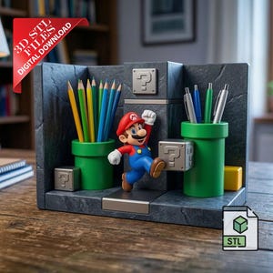 Puede incluir: Un organizador de escritorio con temática de Super Mario. Incluye portalápices con forma de tubería verde, bloques de interrogación y una figura de Mario. El organizador contiene lápices de colores y bolígrafos. También incluye el texto "3D STL FILES DIGITAL DOWNLOAD".