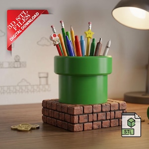 Könnte beinhalten: Eine weiße Keramik-Tasse mit schwarzem Henkel und dem Text "But First, Coffee" in schwarzer, fetter Schrift. Die Tasse steht auf einer weißen Oberfläche. Die Tasse ist etwa 10 cm hoch.