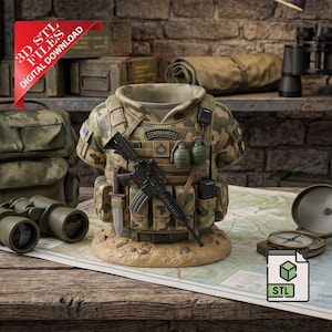 Peut inclure: Un gilet militaire à motif camouflage avec un fusil, des grenades et le mot "COMMANDO" est la pièce maîtresse. D'autres éléments incluent un sac à dos, des jumelles, une boussole et une carte. L'image comprend également une bannière indiquant "3D STL FILES DIGITAL DOWNLOAD".