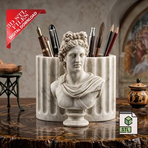 Puede incluir: Un busto de mármol blanco de una figura clásica sirve como portalápices, lleno de bolígrafos, lápices y un pincel. El portalápices es blanco con un diseño estriado. La imagen incluye una pequeña mesa de bronce con una lámpara y un tarro decorativo. El texto dice "3D STL FILES DIGITAL DOWNLOAD".