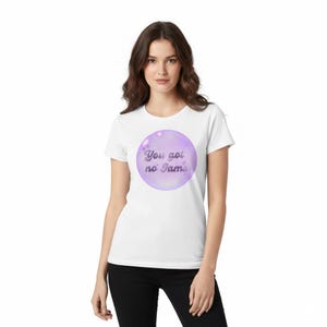 Könnte beinhalten: Weißes T-Shirt mit einem lila Aufdruck. Der Aufdruck ist ein Kreis mit dem Text "You got no Jams" in hellvioletter Farbe. Das Shirt hat kurze Ärmel und einen Rundhalsausschnitt.