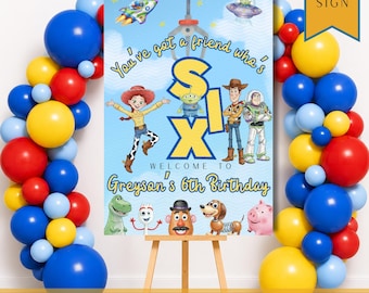 Könnte beinhalten: Ein rechteckiges 20x30 Schild mit Toy Story Charakteren wie Woody, Buzz Lightyear und Jessie, mit dem Text 'You've got a friend who's SIX' und 'WELCOME TO Greyson's 6th Birthday', auf einer Holzstaffelei mit bunten Luftballonbögen präsentiert.