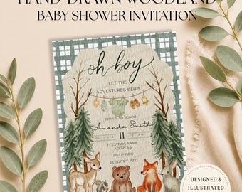 Könnte beinhalten: Eine rechteckige Babyparty-Einladung mit grün-weißem Karomuster am Rand. In der Mitte steht der Text oh boy, let the adventures begin, sowie Details für Amanda Smith. Illustrationen zeigen Tannenbäume, ein Reh, einen Bären, einen Fuchs und einen Hasen.