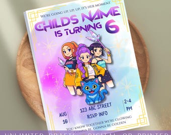 Könnte beinhalten: Eine rechteckige Geburtstagseinladungskarte mit drei Zeichentrickfiguren und einer blauen Katze. Der Text lautet K-POP DEMON HUNTERS, WE'RE GOING UP, UP, UP, IT'S HER MOMENT, CHILDS NAME IS TURNING 6, 123 ABC STREET, RSVP INFO, AUG 10, 2-4 PM, YOU KNOW TOGETHER WE'RE GLOWING GONNA BE, GONNA BE GOLDEN.