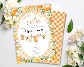 Könnte beinhalten: Eine Babyparty-Einladungskarte mit orangefarbenem Vichy-Muster, Aquarell-Orangen und weißen Blüten. Der Text lautet A LITTLE cutie IS ON THE WAY, JOIN US FOR A BABY SHOWER HONORING Olivia James, mit Zeilen für die Veranstaltungsdetails.