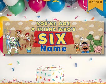 Könnte beinhalten: Ein rechteckiges Partybanner mit einem Hintergrund aus Kraftpapier, das Toy Story-Figuren wie Woody, Buzz Lightyear und Rex zeigt. Der Text lautet YOU'VE GOT A FRIEND WHO'S SIX Name. Das Banner ist von bunten Luftballons umgeben.