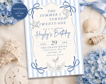 Könnte beinhalten: Eine rechteckige Geburtstagseinladungskarte mit hellblauen und weißen vertikalen Streifen und einem cremefarbenen Mittelfeld mit dunkelblauem Text: The Summer I Turned Twenty-One, Hayley's Birthday, June 29, 6 PM und The Grand Hotel.