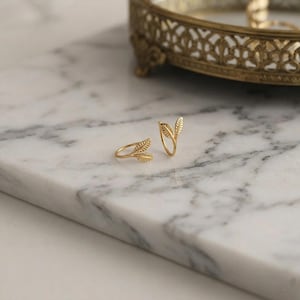 14金箔のスレッダーピアス • 繊細なボタニカルスタッドピアス • ミニマルなネイチャージュエリー