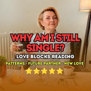 Op de afbeelding: Een persoon in een lichtblauw jasje houdt een klein kopje vast, met de tekst WHY AM I STILL SINGLE? LOVE BLOCKS READING PATTERNS FUTURE PARTNER NEW LOVE en vijf gele sterren. Een wit koffiekopje en kaarsen staan op de tafel.