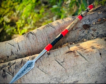 Lanza artesanal de madera de fresno – Lanza decorativa de 91 cm con punta de acero grabada y funda de cuero.
