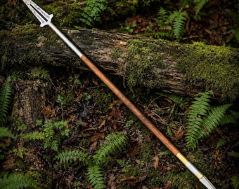 Handgemaakte middeleeuwse speer met leren schede | 65" houten schacht, messing accenten