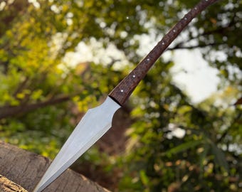 Lanza forjada a mano de acero de alto carbono – Mango de palisandro de 76 cm, funda de cuero.