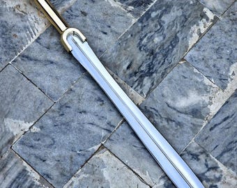 Espada artesanal de acero de alto carbono – 91 cm (36"), empuñadura de latón, funda de cuero, pieza de exhibición.