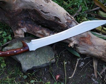 Machete de acero de alto carbono forjado a mano – Mango de palisandro de 61 cm (24"), funda de cuero.