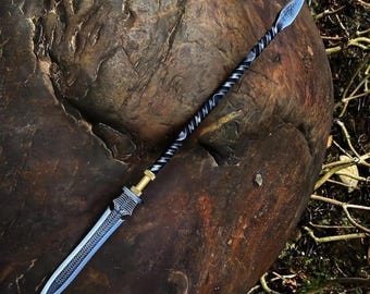 Lanza de acero de alto carbono forjada a mano – 36" (91 cm), pieza de colección con detalles de latón y funda de cuero.
