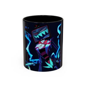 Puede incluir: Taza de cerámica negra con un personaje de dibujos animados con cabeza en forma de pantalla, dientes afilados y pajarita. El personaje está rodeado de rayos azules. La taza tiene un interior negro.