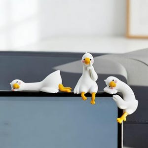 パーソナライズされたコンピューターモニター用バディフィギュア、アヒルのデスクおもちゃと装飾、彼女へのアートギフト、仕事日のオフィスの気分を高めるアイテム
