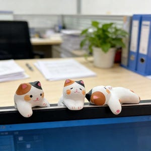 漫画の猫のコンピューターモニター装飾、かわいい猫の置物、かわいいデスクオーナメント、猫のスクリーントッパー、オフィスデスクアクセサリー