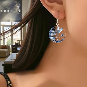 Örhängen i akryl med blå trollslända och månhänge, krokar i sterlingsilver, screentryckt insektsdesign, orientalisk naturinspirerad presentaccessoar