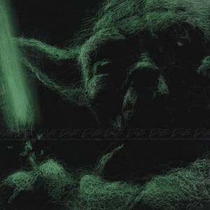Puede incluir: Impresión artística abstracta que presenta una figura verde con un haz de luz verde sobre un fondo negro. La obra de arte está firmada y numerada. El nombre del artista y la palabra "DAE" se repiten en la parte inferior de la imagen.