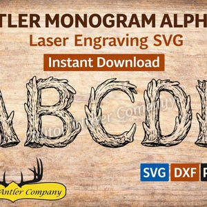 Puede incluir: Sobre un fondo de madera, se muestran las letras A, B, C, D y E, cada una diseñada para parecerse a astas. El texto dice "ANTLER MONOGRAM ALPHABET" y "Laser Engraving SVG". Debajo de las letras hay iconos de formatos de archivo.