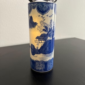 Antieke Chinese porseleinen penseelpot, blauwwitte bitong, handgeschilderd landschap (late Qing/republiek)