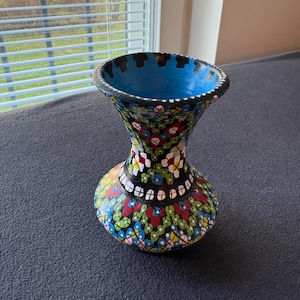 Jarrón de cerámica Agadir marroquí vintage pintado a mano con motivos florales, 11 cm.