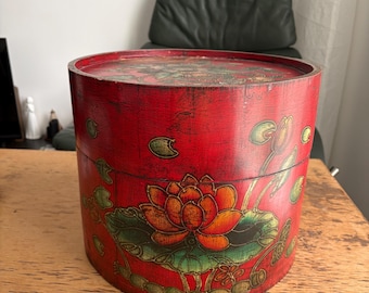 Antik kinesisk hattask i röd lack – Sen Qingdynastin (ca 1900)
