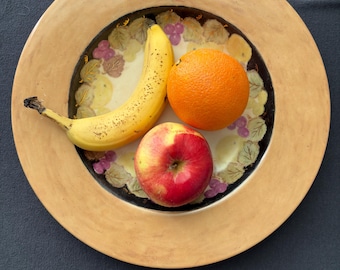 Große Handbemalte Servierplatte aus Porzellan 31 cm, Finnisches Design von Varre Hyle, Trauben-Motiv, 2008 signiert