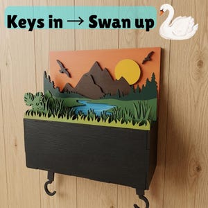 Puede incluir: Un letrero de madera hecho a mano con la palabra "Welcome" escrita a mano. El letrero está pintado de blanco con un acabado envejecido, y una pequeña hoja verde está adjunta. Diseñado para uso en interiores o exteriores.