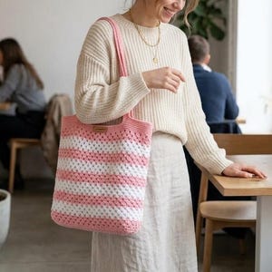 以下が含まれることがあります： 黒いハンドルと太字の黒いフォントで「But First, Coffee」というテキストが入った白いセラミックマグ。 マグカップはぼやけた背景に配置され、そのシンプルなデザインを強調しています。