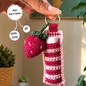 Strawberry Lip Balm Holder Crochet Pattern PDF, Crochet Keychain Pattern, Beginner Amigurumi Fruit Charm, Spring Crochet Gift ENG + ITA