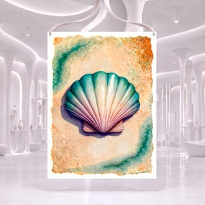 Pode incluir: Uma impressão de arte de parede retangular apresentando uma ilustração detalhada e centralizada de uma concha festonada com um gradiente de tons azul-petróleo, azul e rosa suave. A concha repousa sobre um fundo texturizado cor de areia com detalhes em aquarela.