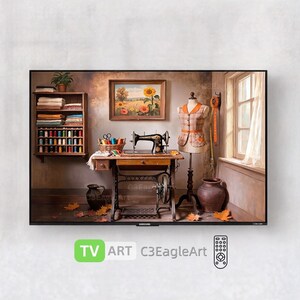 Pode incluir: Uma televisão Samsung exibindo uma arte digital de uma sala de costura. A cena apresenta uma máquina de costura vintage em uma mesa de madeira, um manequim, uma prateleira com tecidos e carretéis de linha, e um quadro de girassóis.