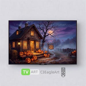 Pode incluir: Uma tela de televisão exibindo uma pintura digital de uma casa de pedra à noite com lua cheia, árvores sem folhas e abóboras brilhantes na varanda. Uma placa de madeira diz The Pumpkin Patch Est 1984. A tela tem uma moldura preta.