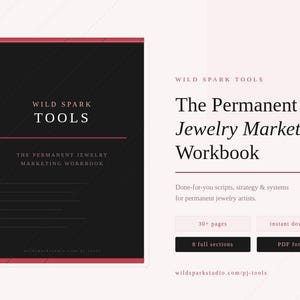 Könnte beinhalten: Ein schwarzes Arbeitsbuch mit dem Titel "The Permanent Jewelry Marketing Workbook" mit dem Text "WILD SPARK TOOLS" oben. Das Arbeitsbuch enthält Informationen für Künstler von permanentem Schmuck. Das Bild enthält auch eine Website-Adresse.