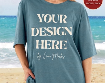 Bella Canvas 3001 mockup, strandomgeving BC3001 gemêleerd diep groenblauw oversized shirt echte vrouwen mockup (digitale download)