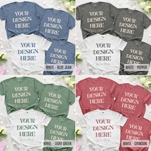 Puede incluir: Una colecci&oacute;n de ocho camisetas de manga corta y cuello redondo en colores azul, gris, verde y rojo. Cada camiseta presenta el texto YOUR DESIGN HERE impreso en una fuente serif negrita en el pecho. Las camisetas est&aacute;n dispuestas en cuadr&iacute;cula.