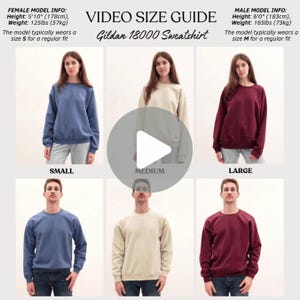 Può includere: Una guida alle taglie video per la felpa Gildan 18000 che mostra sei immagini di persone che indossano felpe girocollo blu, beige e bordeaux nelle taglie piccola, media e grande, con informazioni sull'altezza e il peso dei modelli.