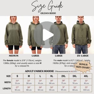 Op de afbeelding: Een Gildan 18500 maattabel voor een unisex hoodie. De afbeelding toont vier personen in olijfgroene hoodies in de maten medium, large en 2X-large, naast een tabel met breedte- en lengtematen van maat S tot en met 4XL.